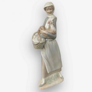 LLADRO ΚΟΡΙΤΣΙ ΜΕ ΚΑΛΑΘΙ ΚΑΙ ΚΟΚΚΟΡΑ