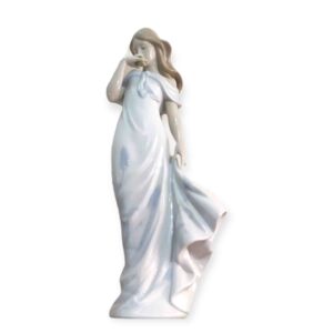 LLADRO  “A FLOWER'S WHISPER” 6918