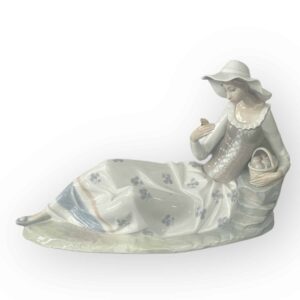 NAO LLADRO GIRL RESTING