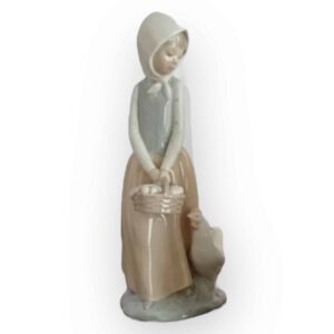 ZAPHIR-LLADRO GIRL WITH BASKET AND CHICKEN
